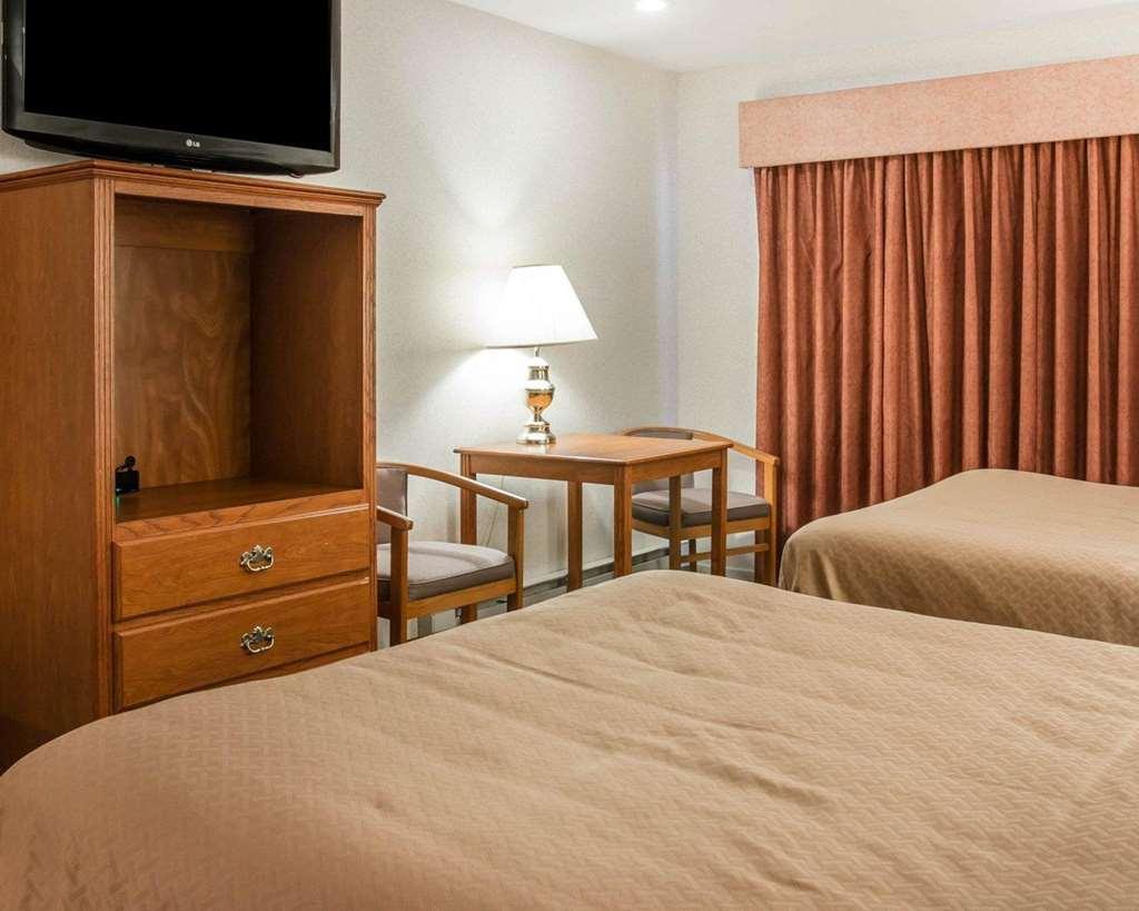 Quality Inn & Suites Mackinaw City Beachfront Номер фото