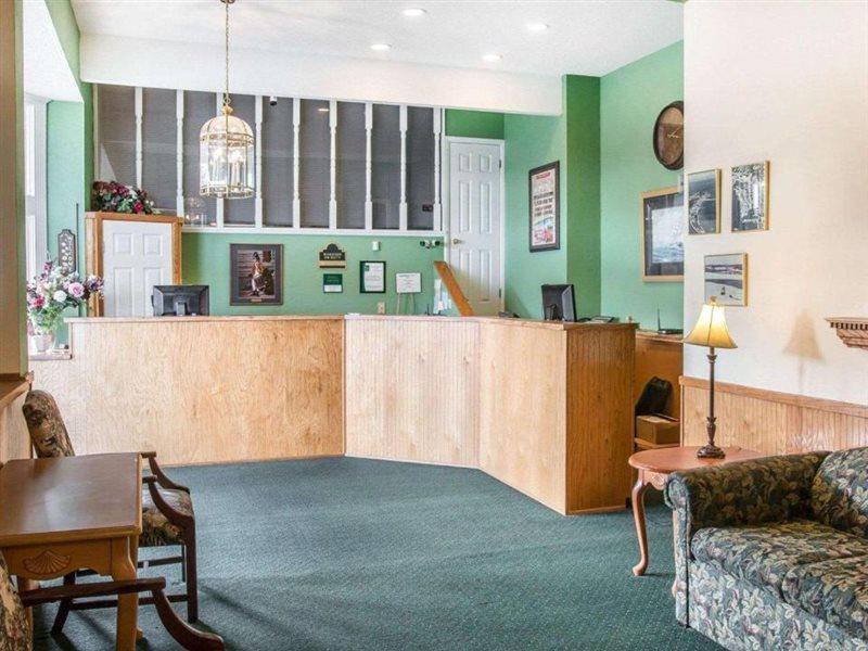 Quality Inn & Suites Mackinaw City Beachfront Экстерьер фото