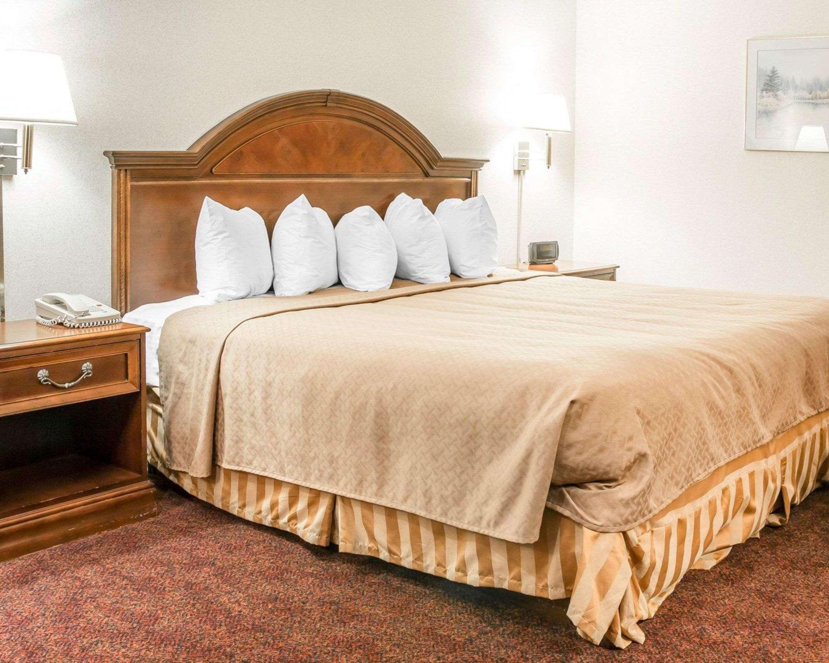 Quality Inn & Suites Mackinaw City Beachfront Экстерьер фото