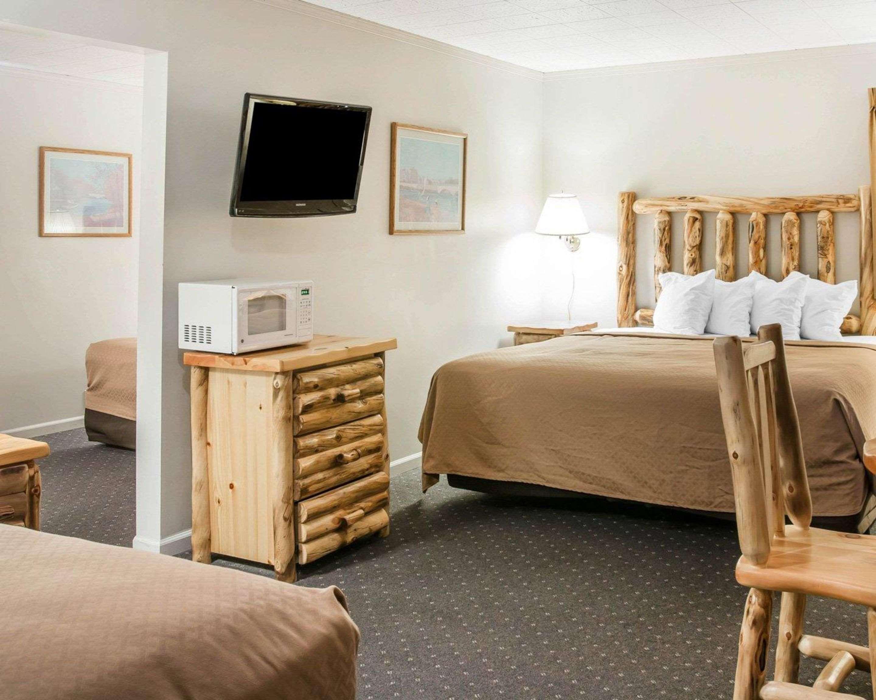 Quality Inn & Suites Mackinaw City Beachfront Экстерьер фото