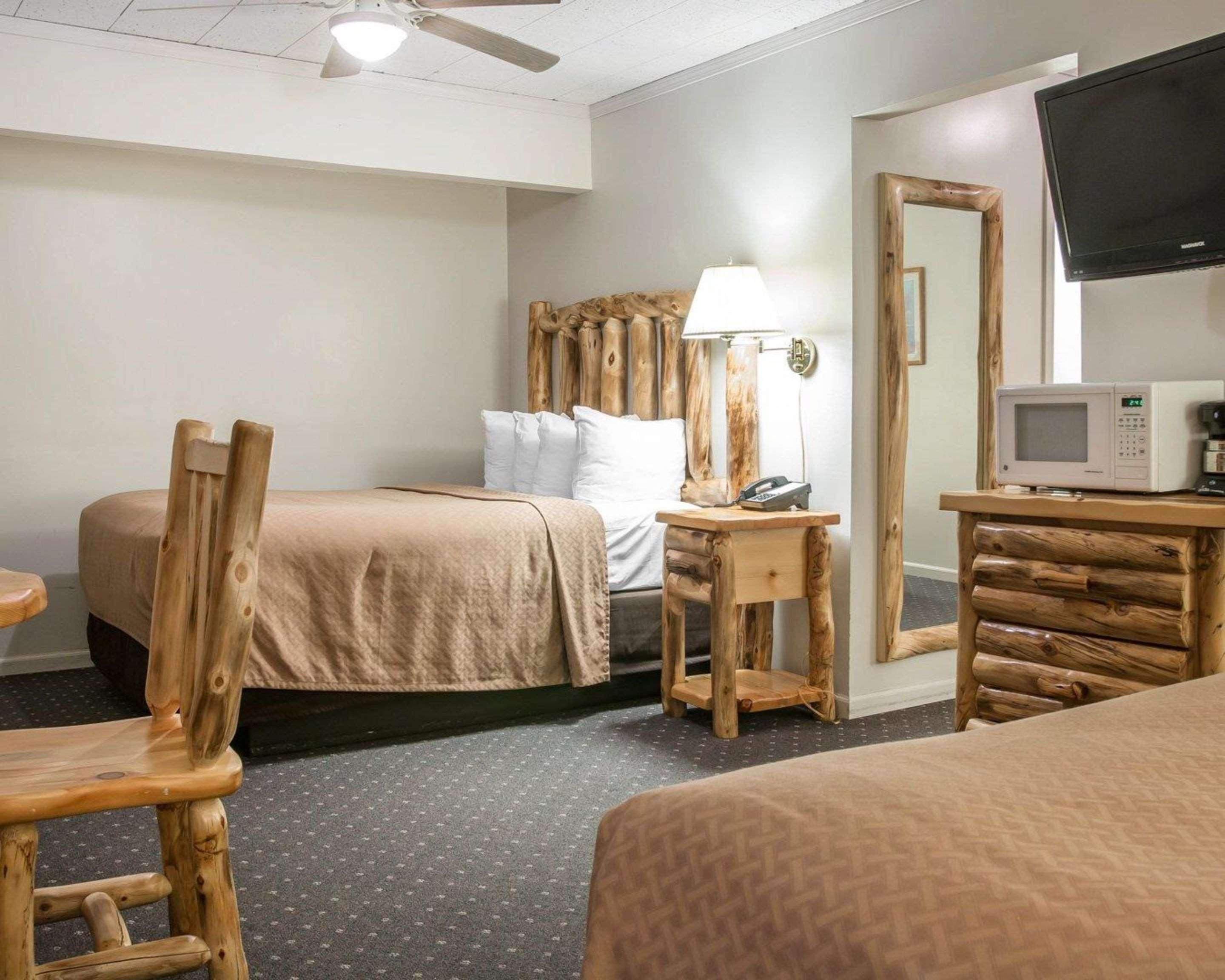 Quality Inn & Suites Mackinaw City Beachfront Экстерьер фото
