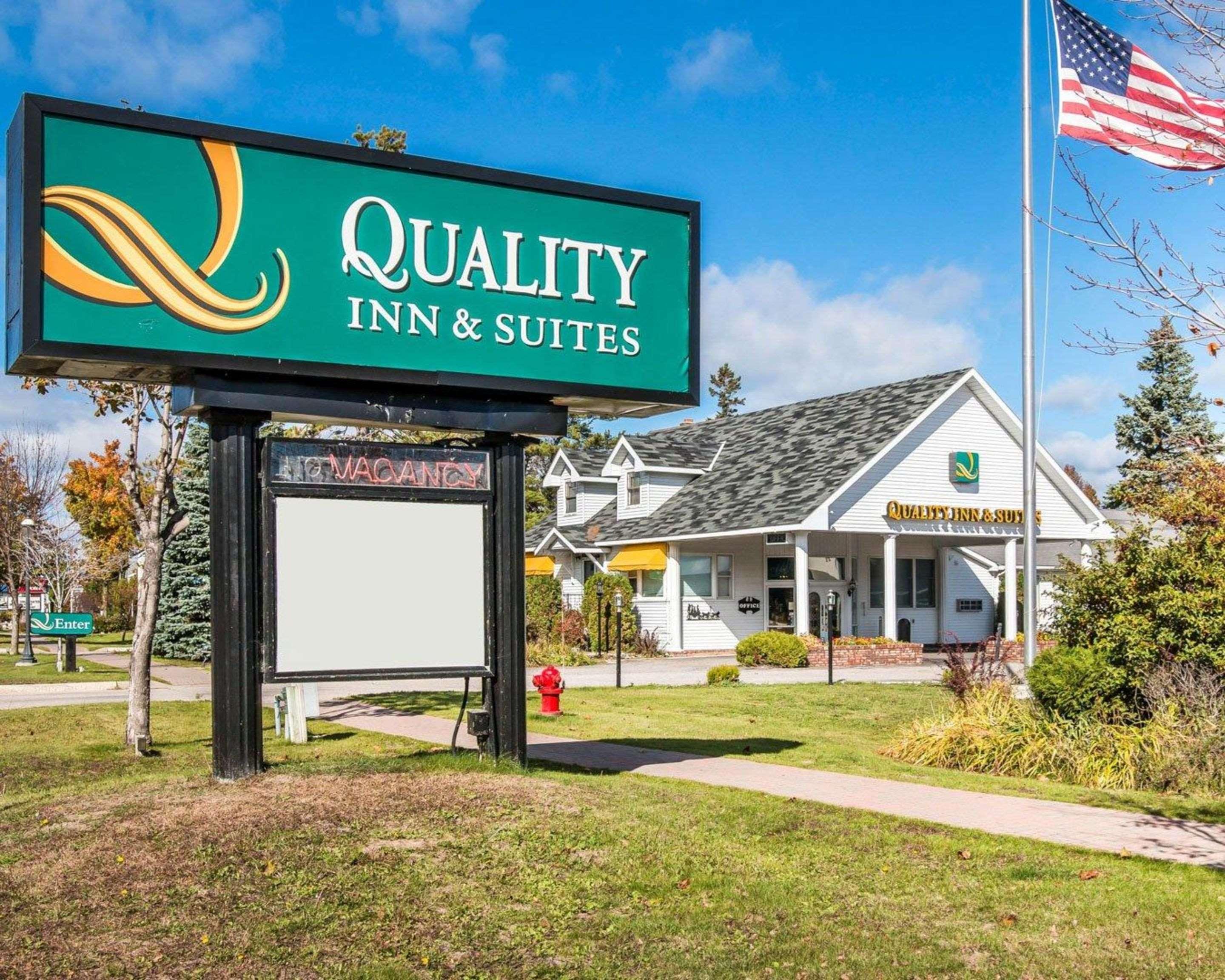 Quality Inn & Suites Mackinaw City Beachfront Экстерьер фото