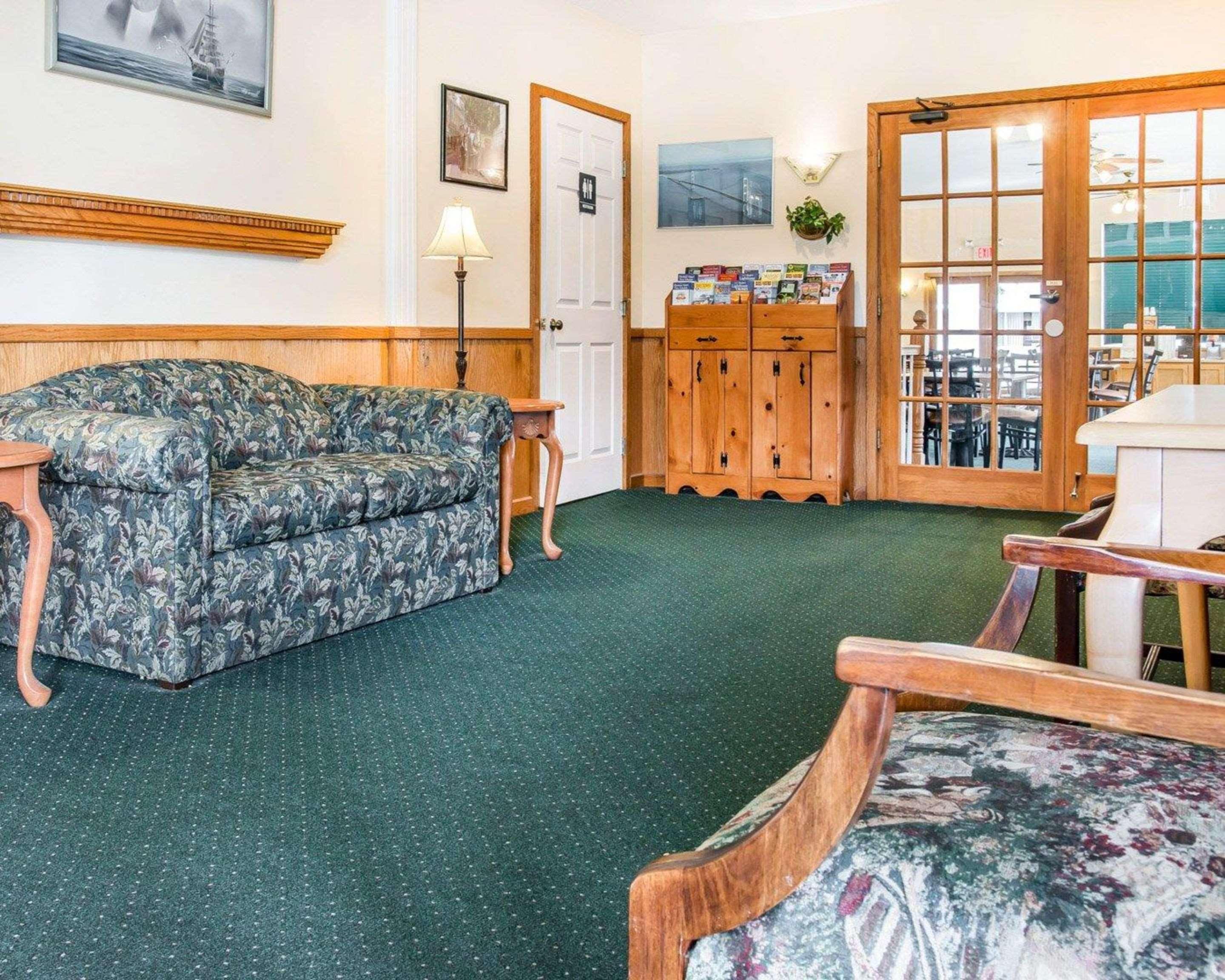 Quality Inn & Suites Mackinaw City Beachfront Экстерьер фото