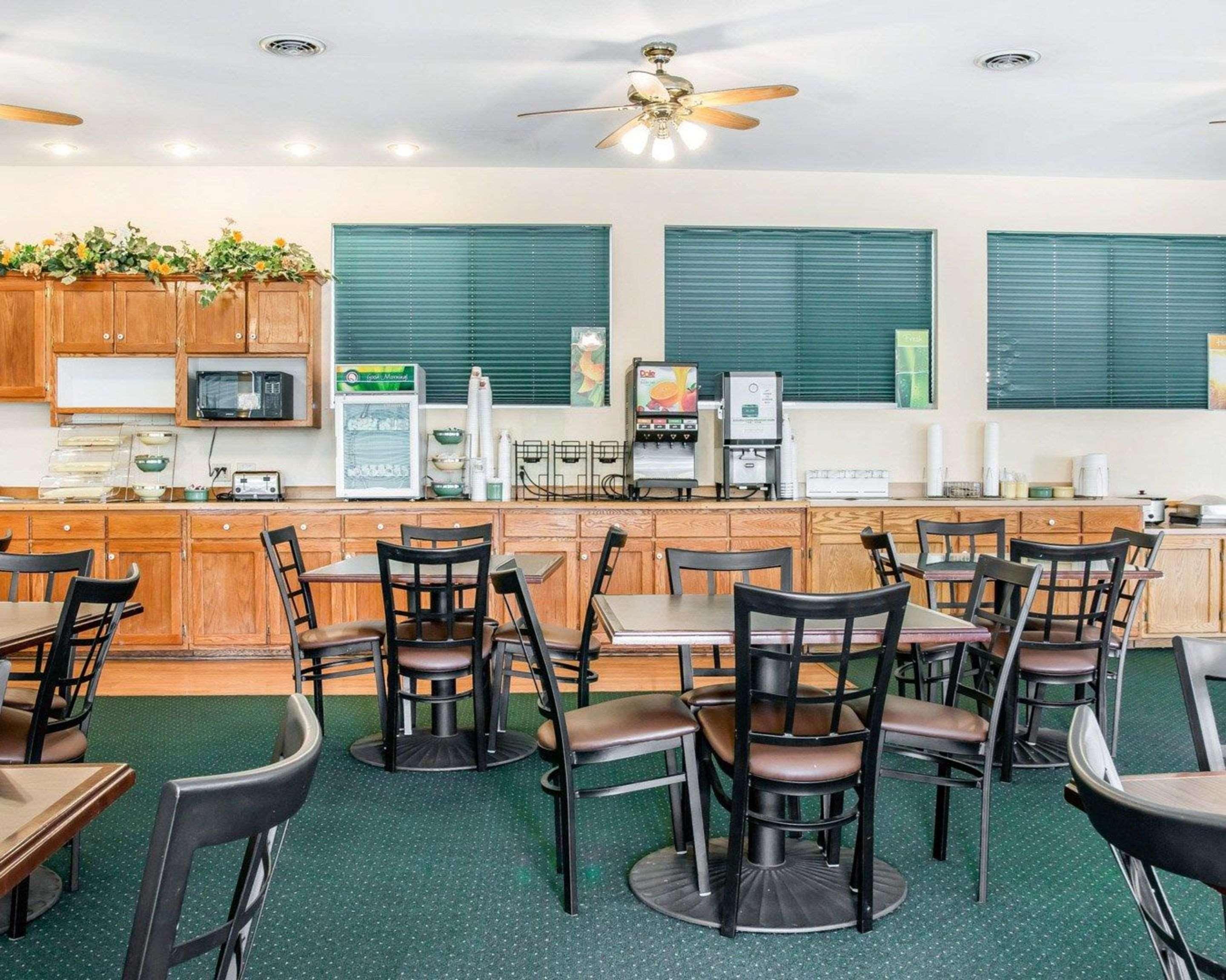 Quality Inn & Suites Mackinaw City Beachfront Экстерьер фото