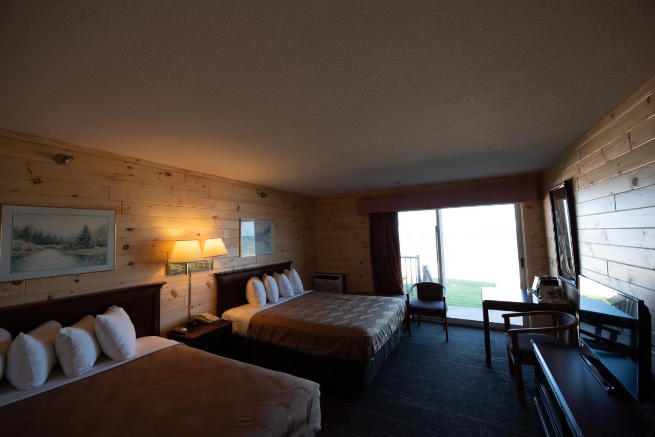 Quality Inn & Suites Mackinaw City Beachfront Экстерьер фото