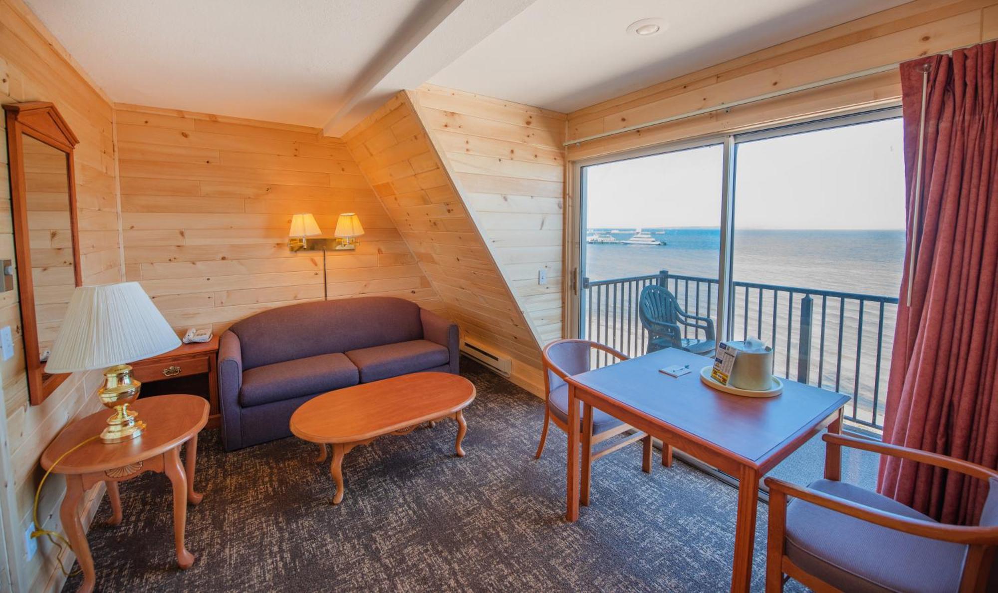 Quality Inn & Suites Mackinaw City Beachfront Экстерьер фото