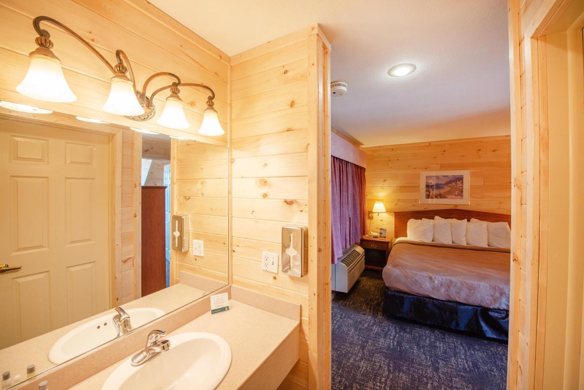 Quality Inn & Suites Mackinaw City Beachfront Экстерьер фото