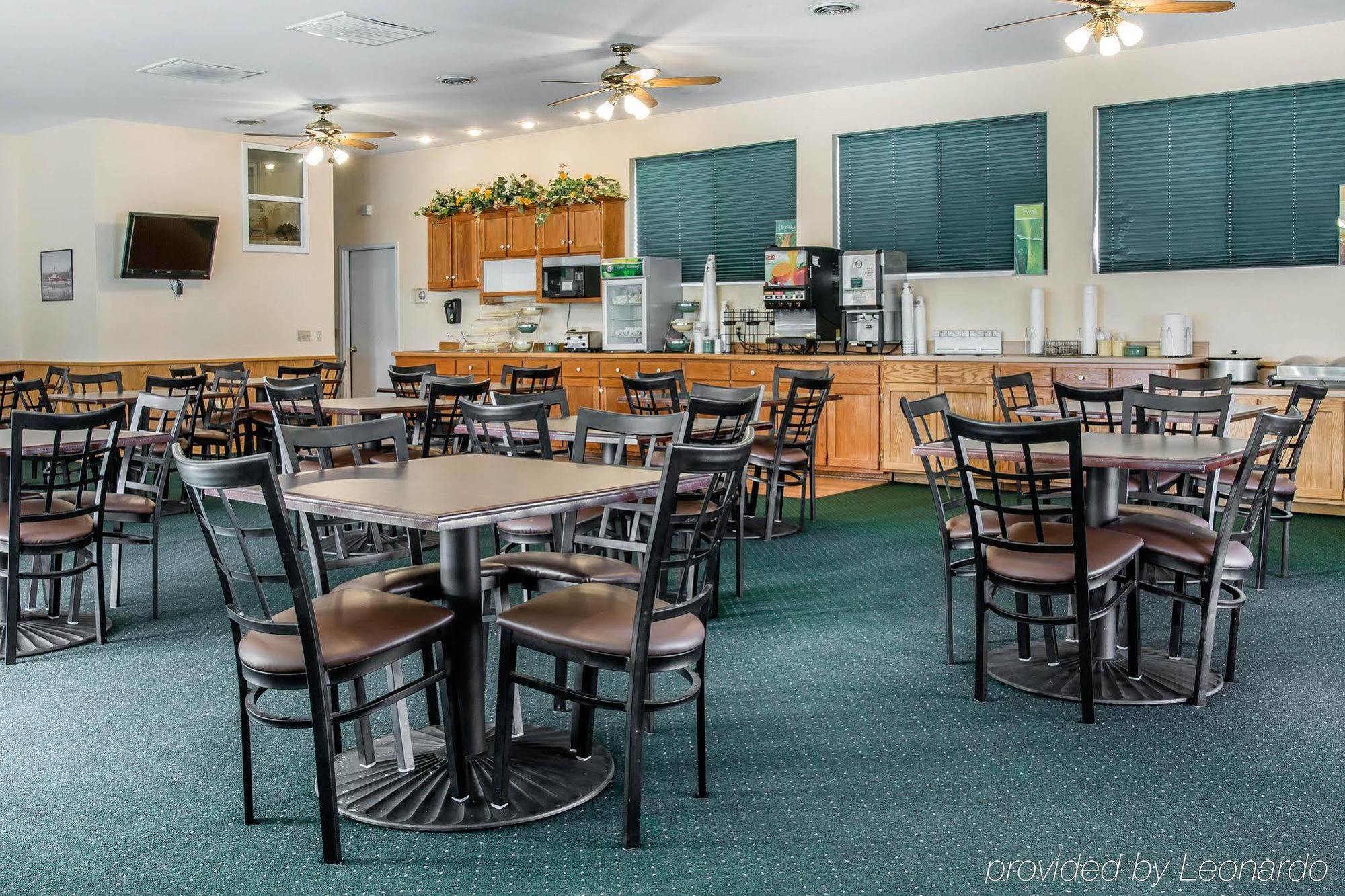 Quality Inn & Suites Mackinaw City Beachfront Экстерьер фото