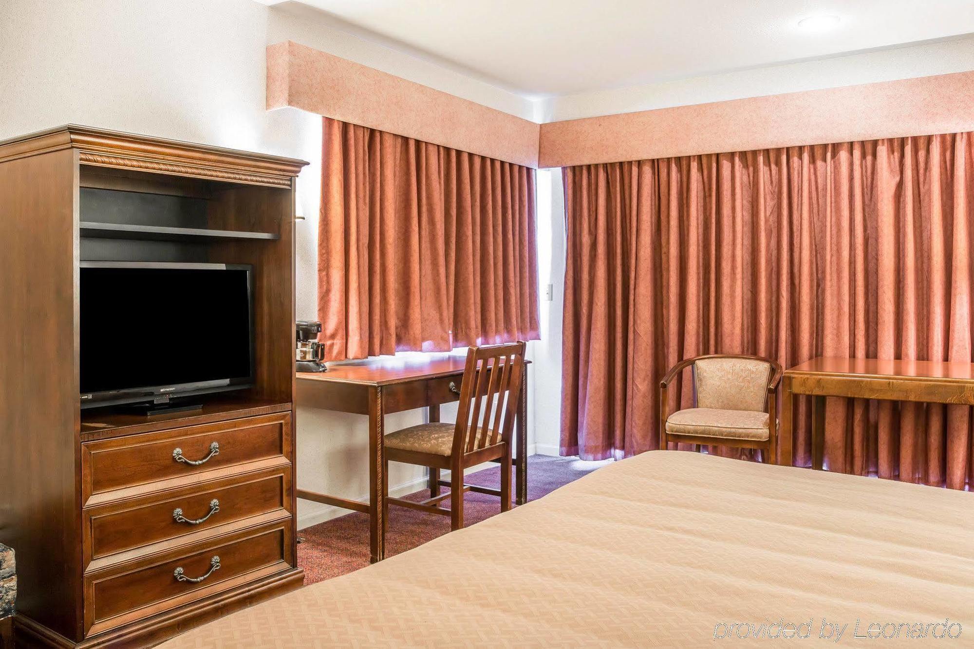 Quality Inn & Suites Mackinaw City Beachfront Экстерьер фото