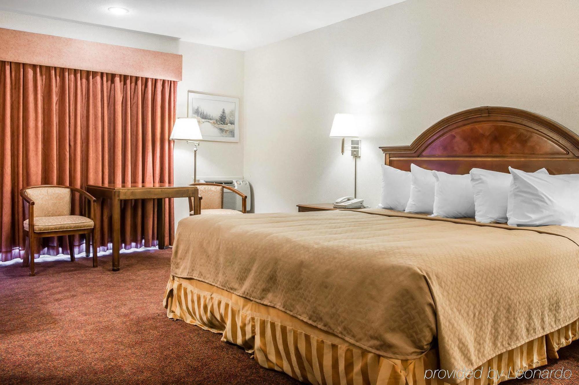 Quality Inn & Suites Mackinaw City Beachfront Экстерьер фото