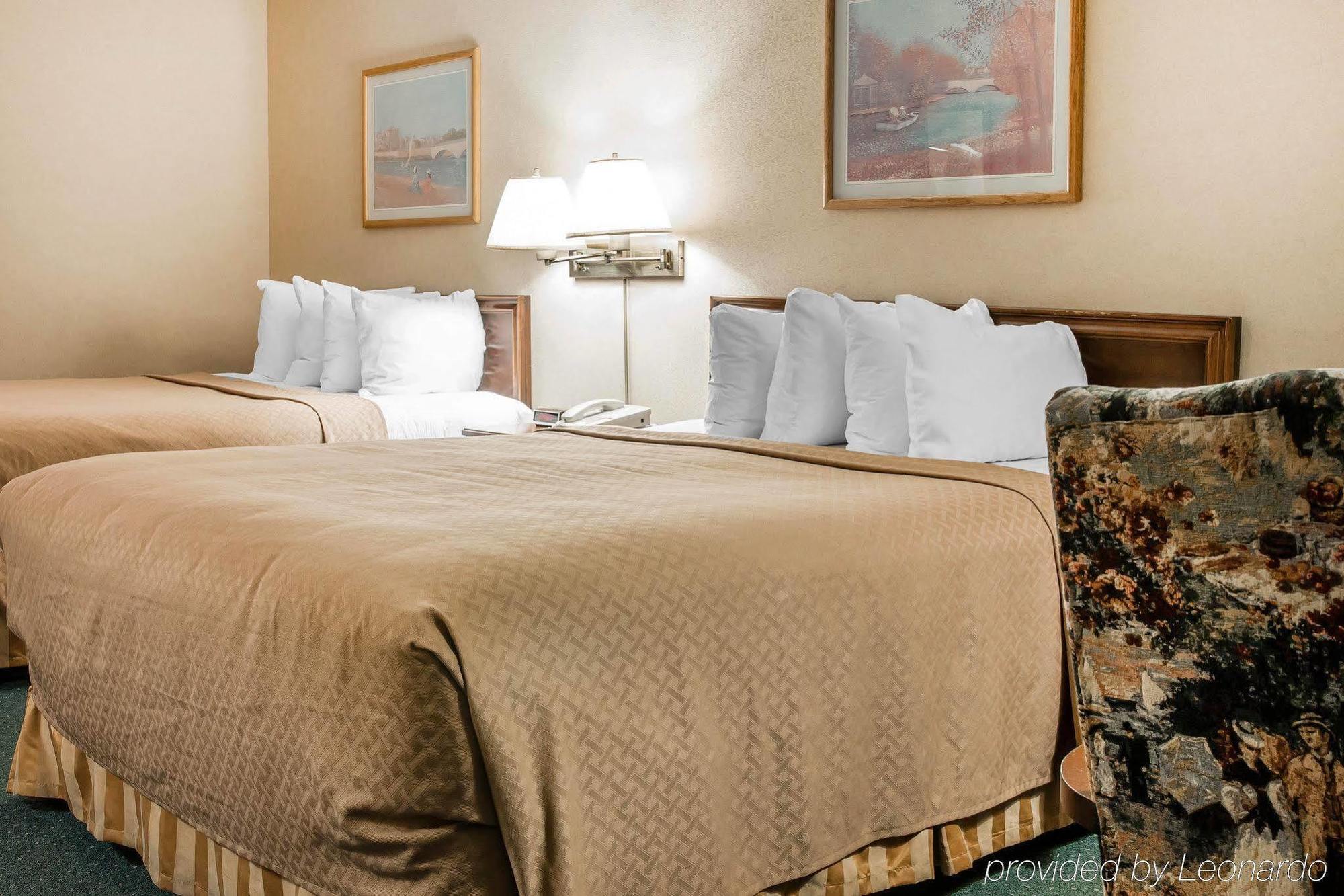 Quality Inn & Suites Mackinaw City Beachfront Экстерьер фото