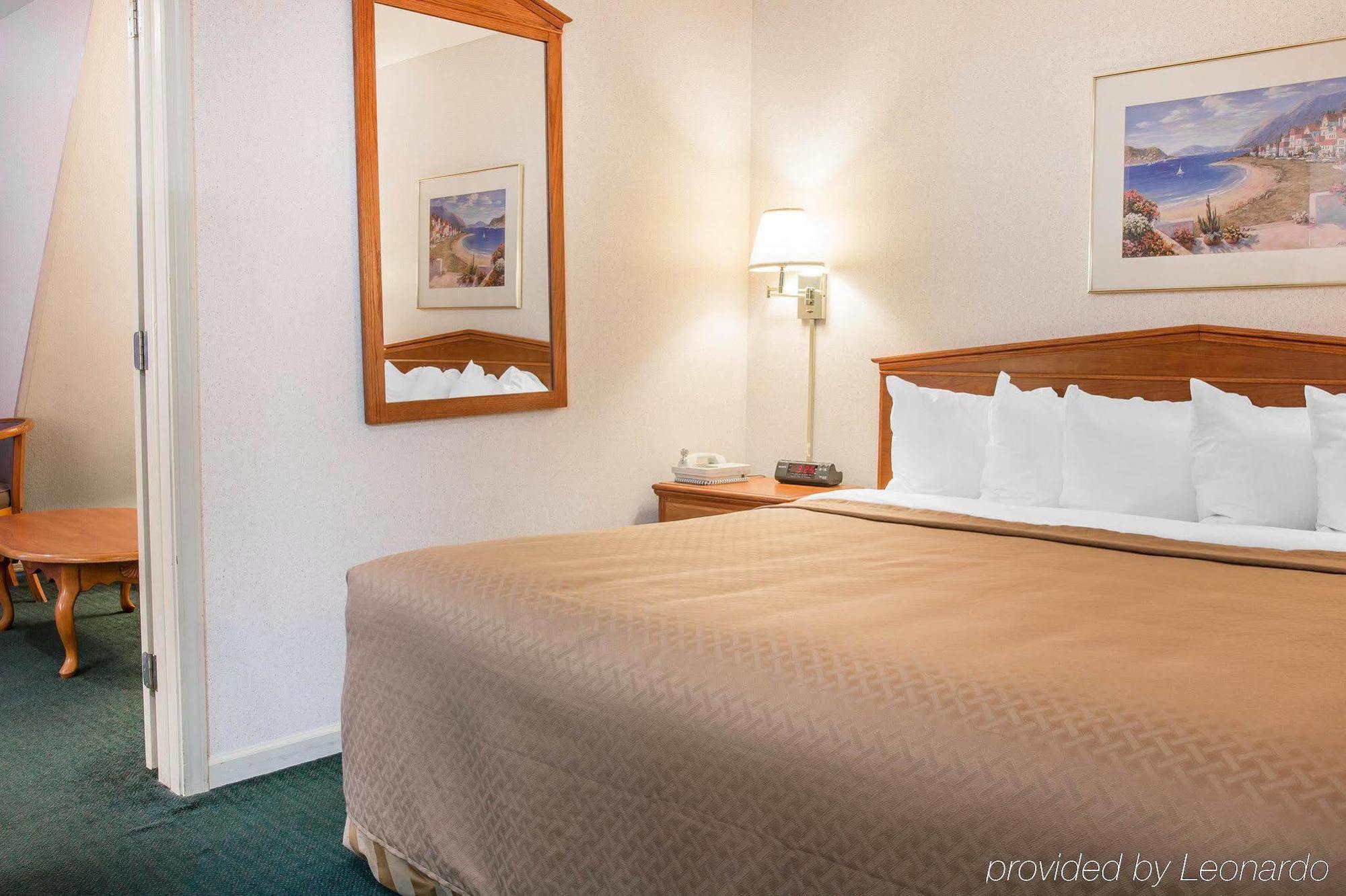 Quality Inn & Suites Mackinaw City Beachfront Экстерьер фото