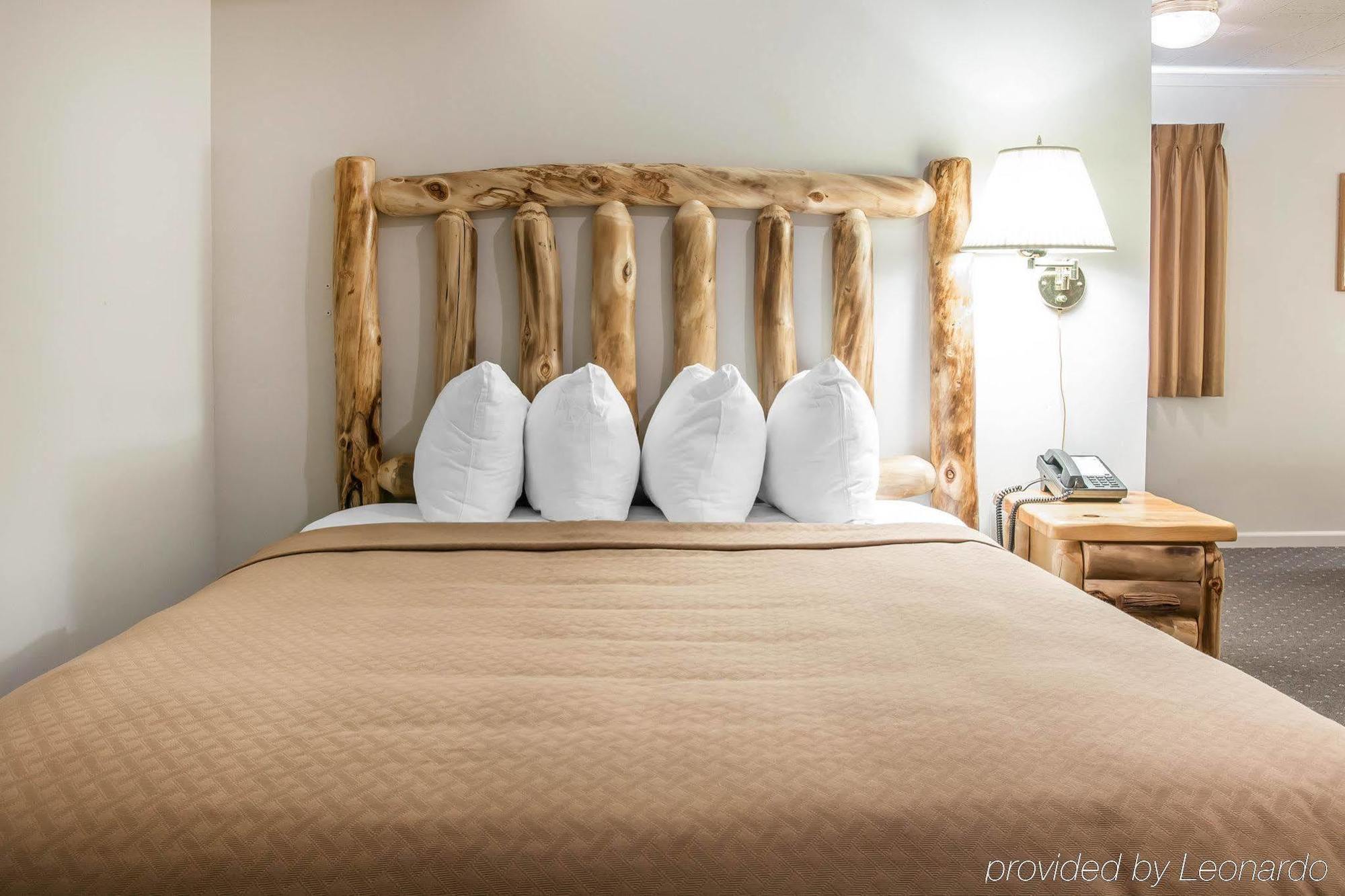 Quality Inn & Suites Mackinaw City Beachfront Экстерьер фото