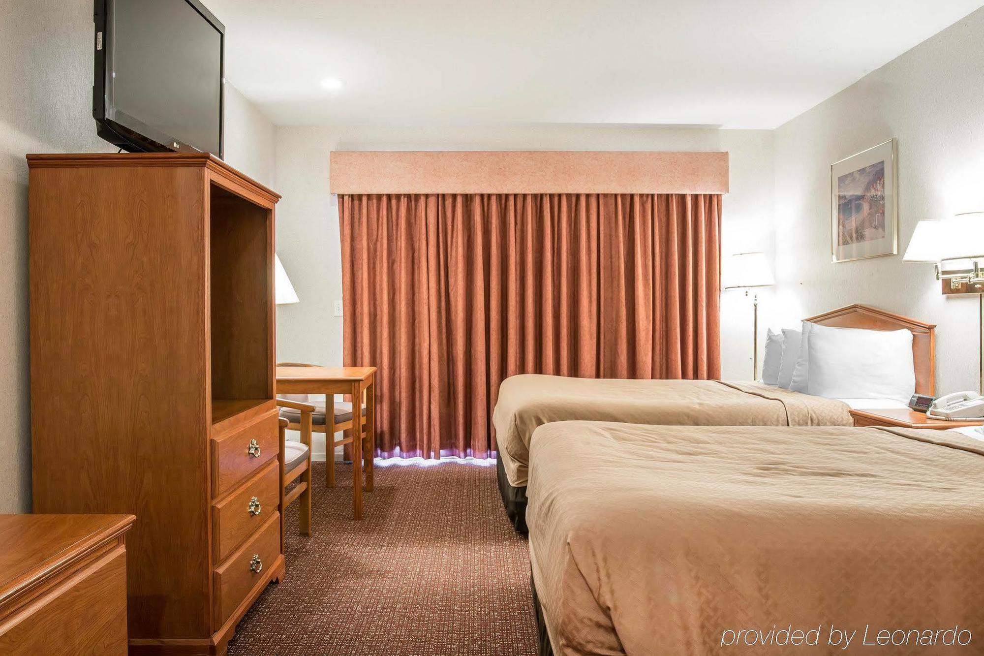 Quality Inn & Suites Mackinaw City Beachfront Экстерьер фото