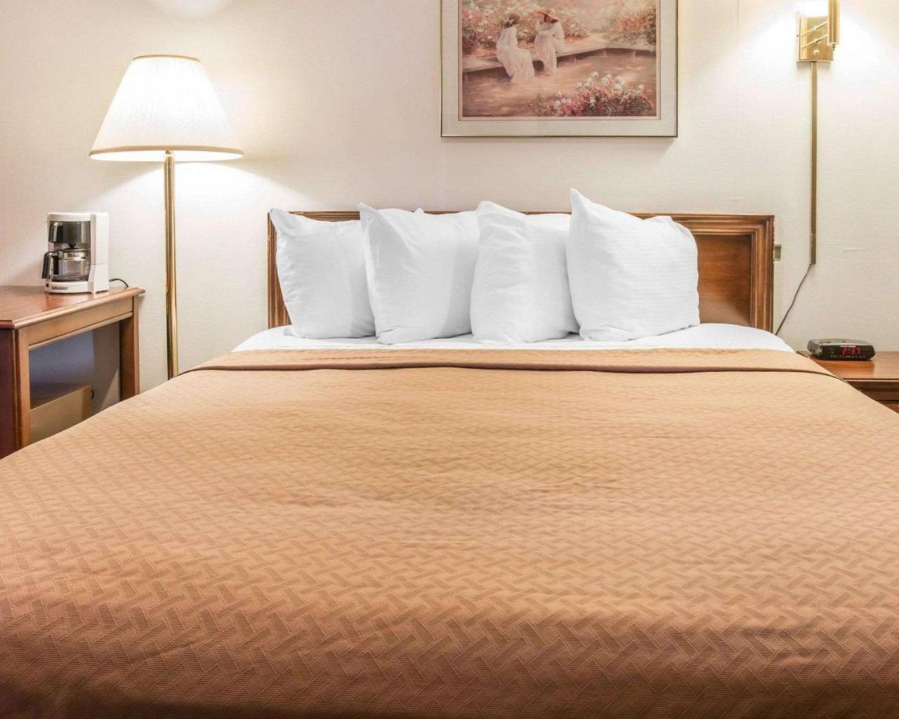 Quality Inn & Suites Mackinaw City Beachfront Экстерьер фото