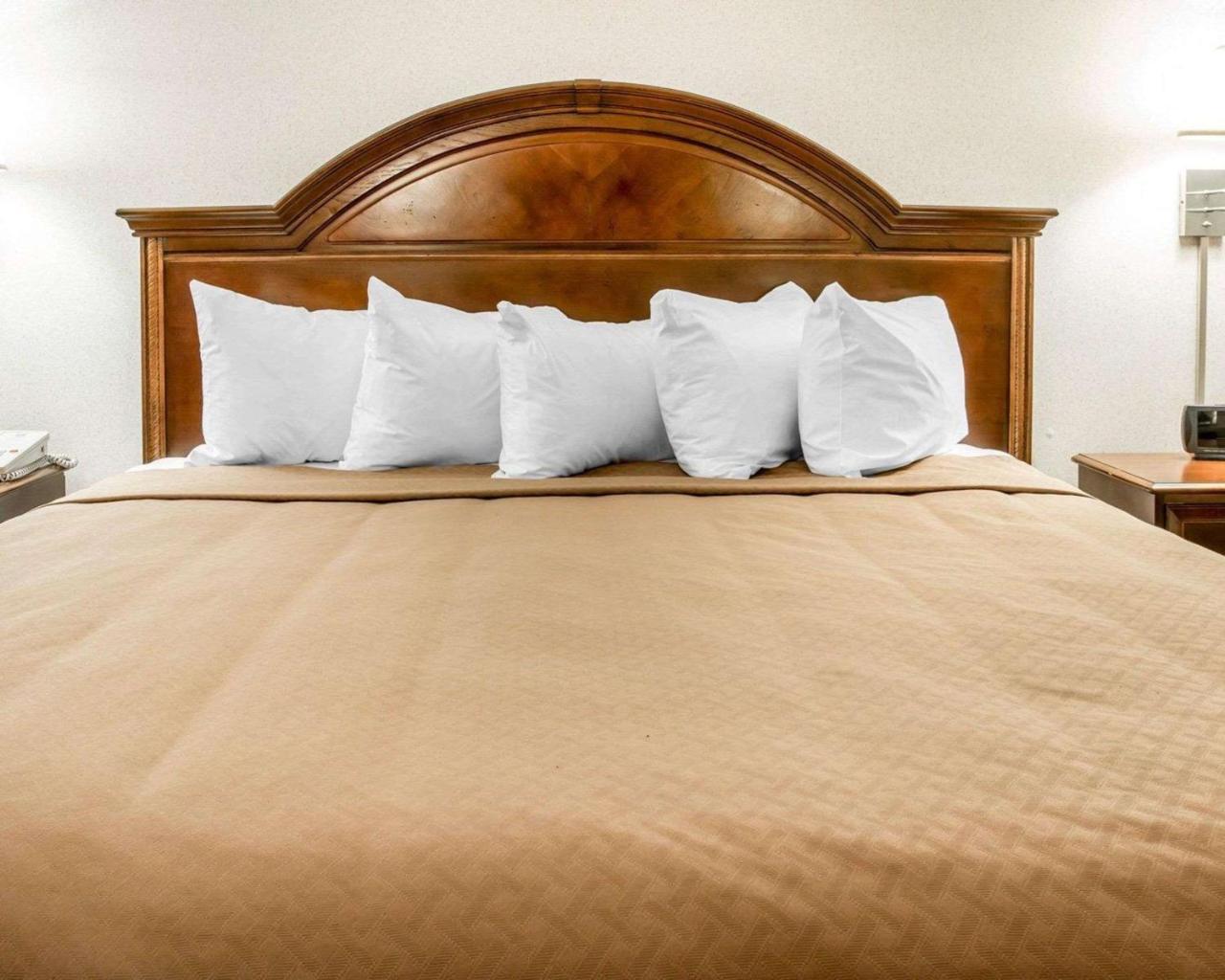 Quality Inn & Suites Mackinaw City Beachfront Экстерьер фото